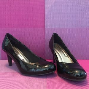 Comfort Plus Size 6 Black Patent Heels